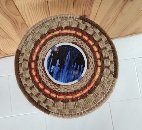 Mesa auxiliar en hierro tejida en yute